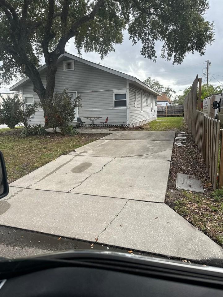 601 8th St W #A - Photo 4 of 10