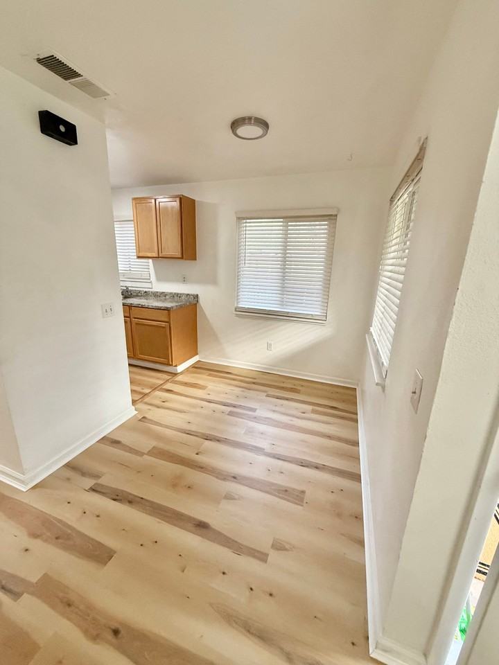1317 Locust St #B - Photo 3 of 12