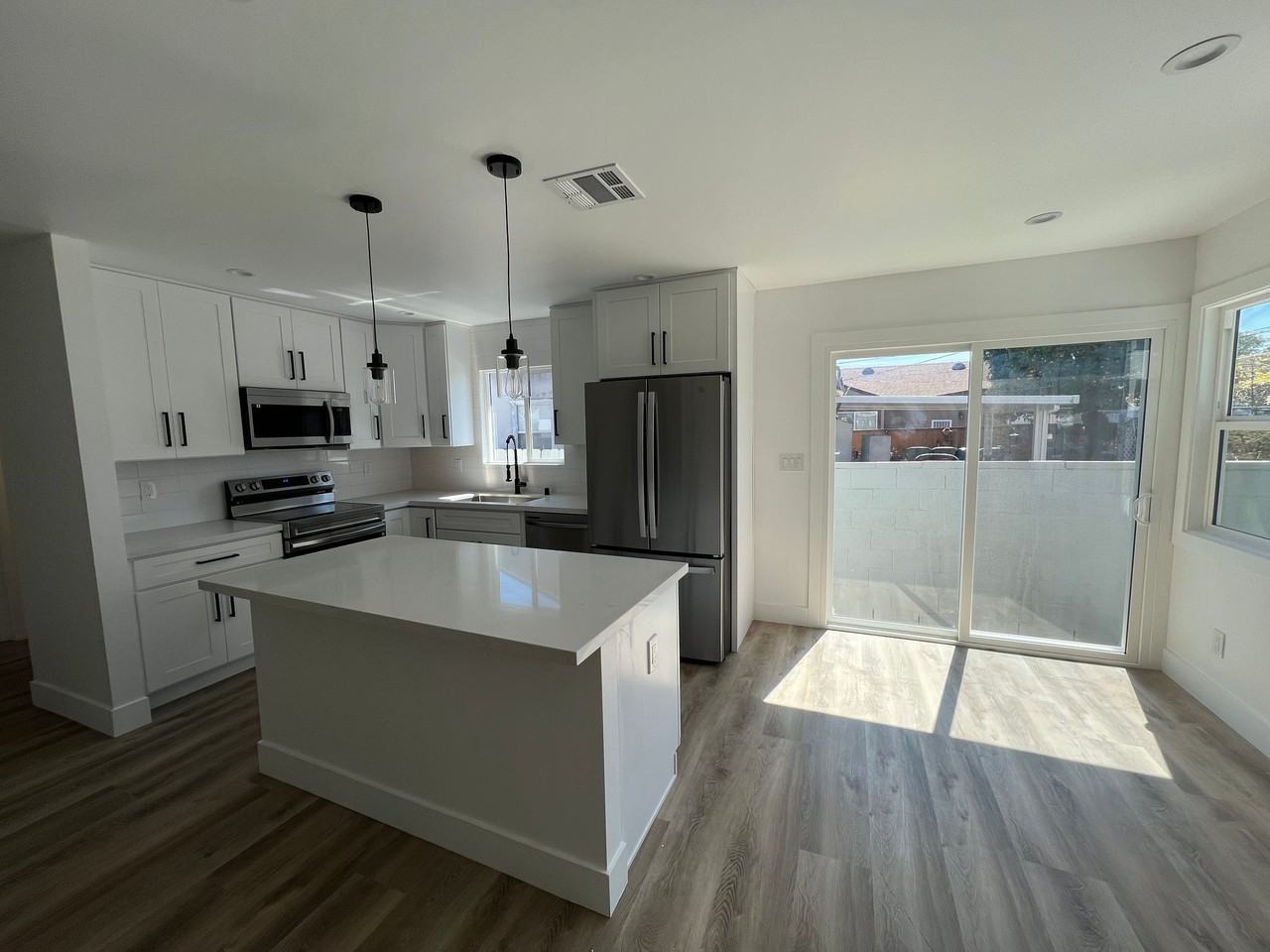 4814 Hedda St - Photo 4 of 9