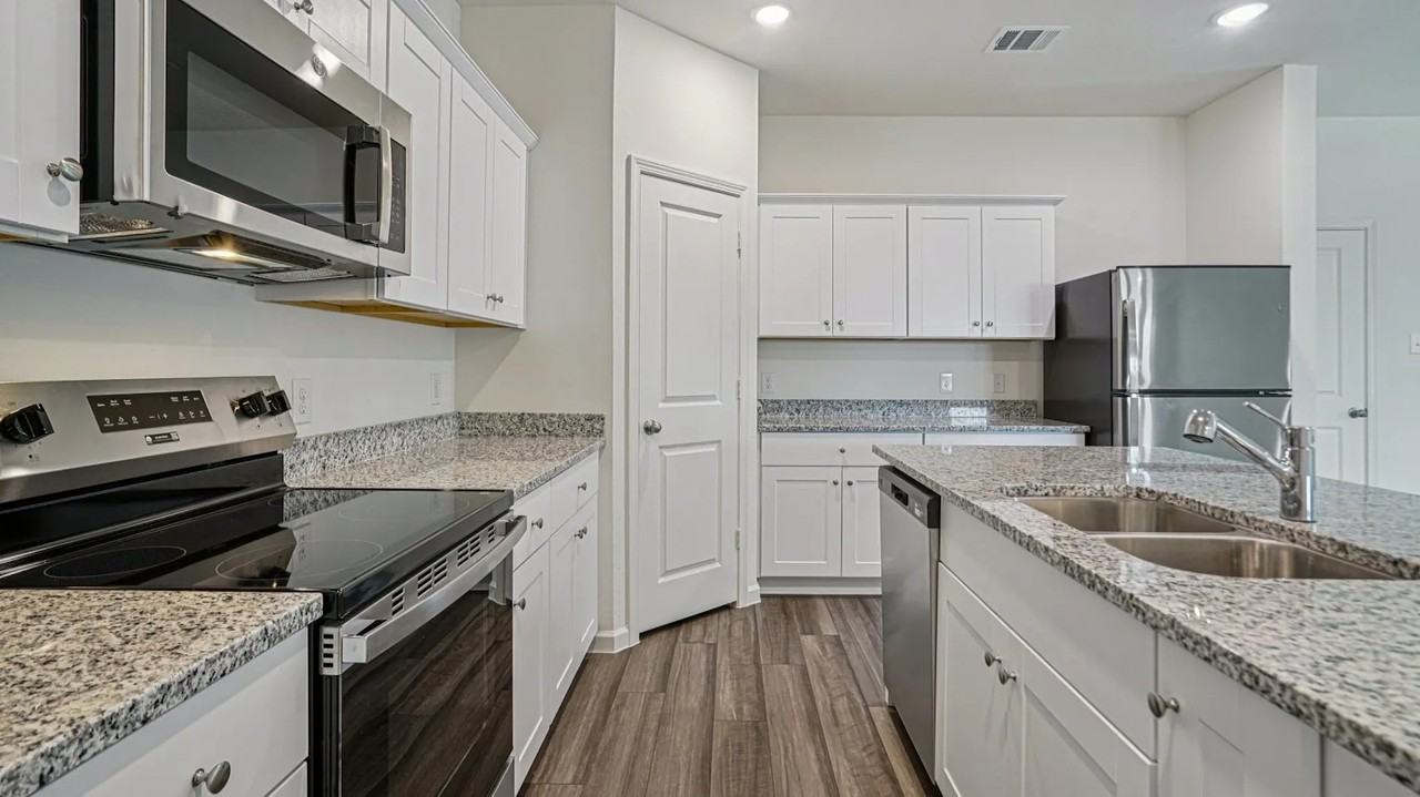 400 Portsmouth Drive - Photo 5 of 30