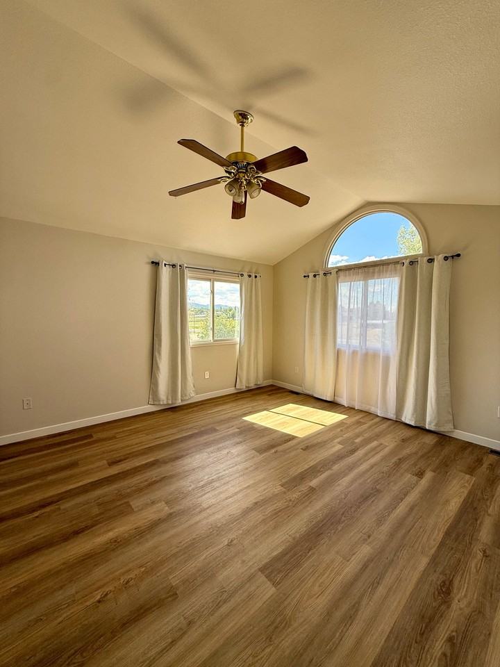 411 Ruby Dr - Photo 3 of 32