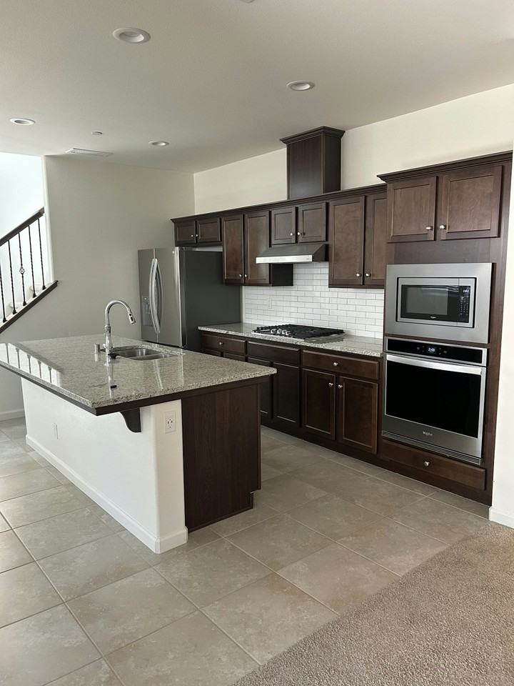 933 Winchell Wy W - Photo 2 of 11
