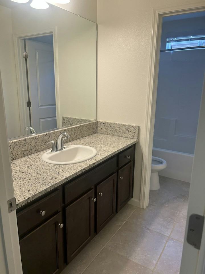 933 Winchell Wy W - Photo 5 of 11