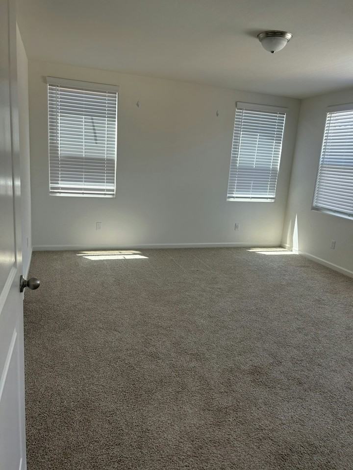933 Winchell Wy W - Photo 7 of 11