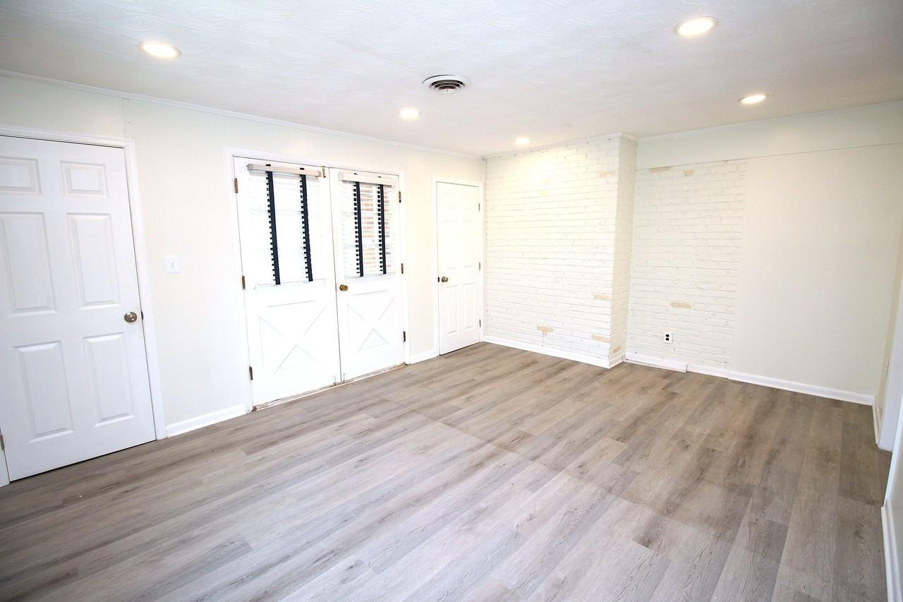 11703 Caplinger Rd - Photo 7 of 13