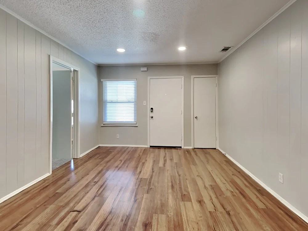 805 Woodleigh Dr - Photo 2 of 14