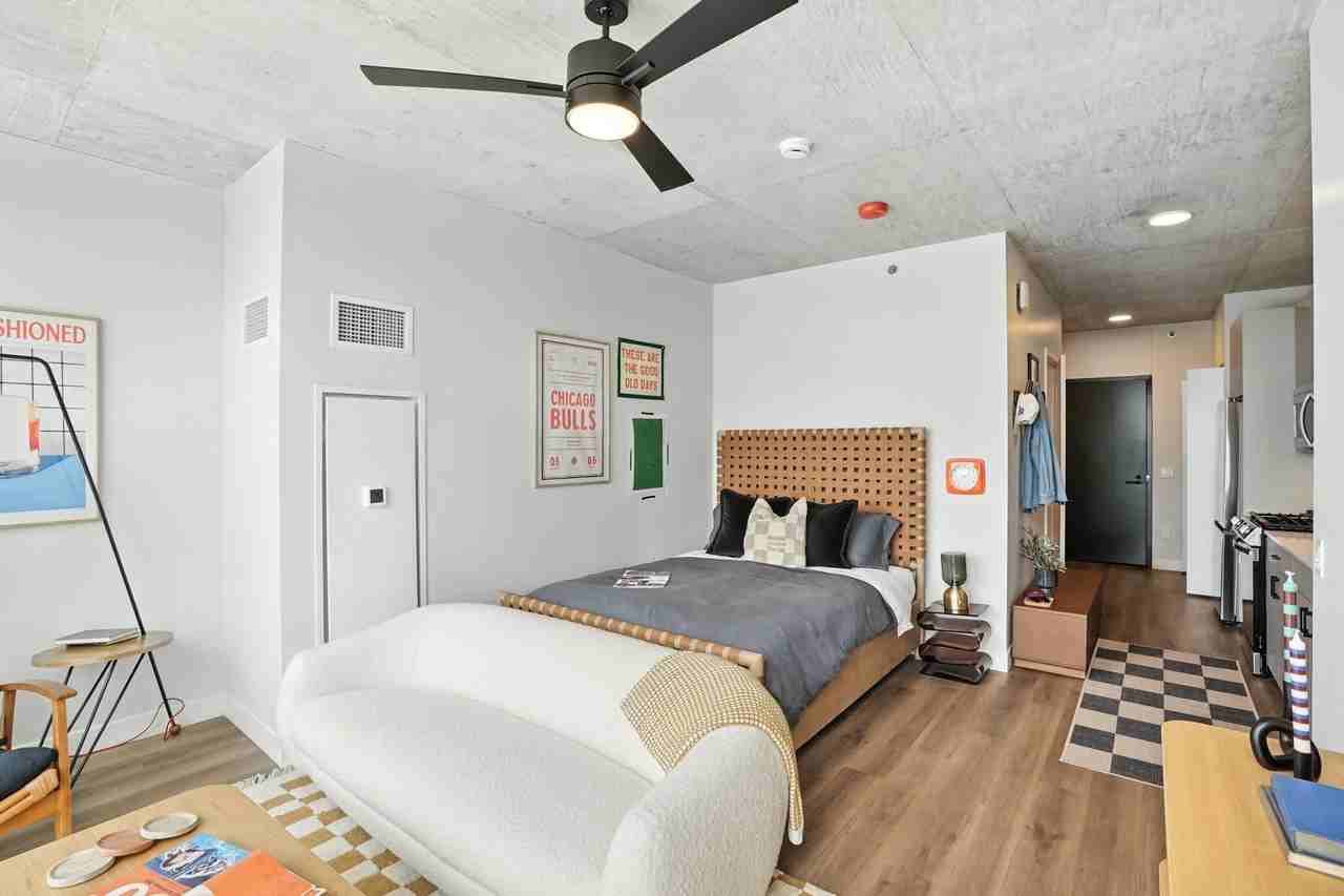 1118 W Carroll Ave - Photo 2 of 18