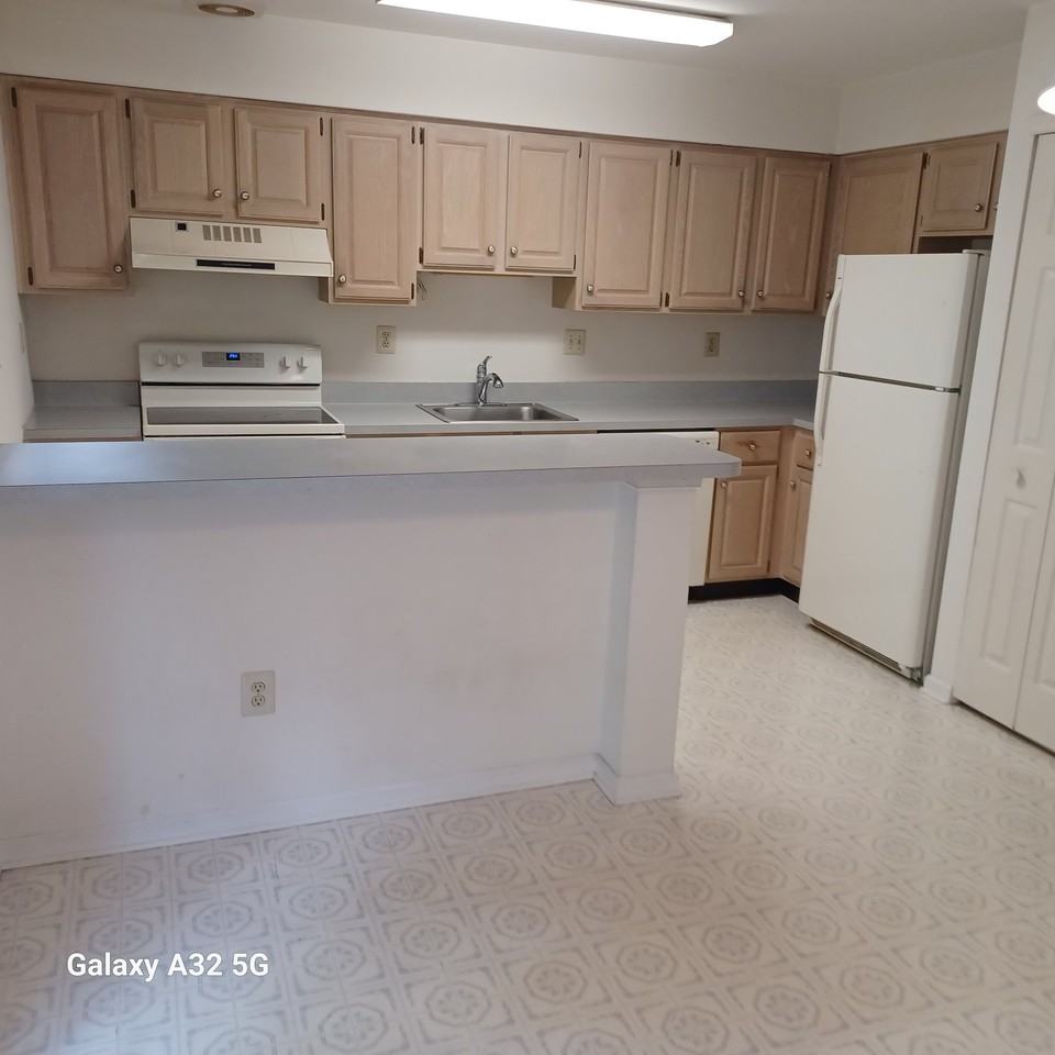 190 Victoria Ct - Photo 3 of 14