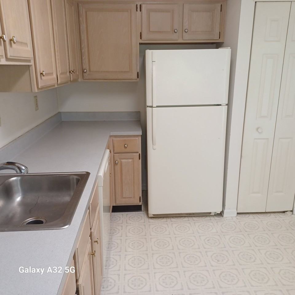 190 Victoria Ct - Photo 4 of 14