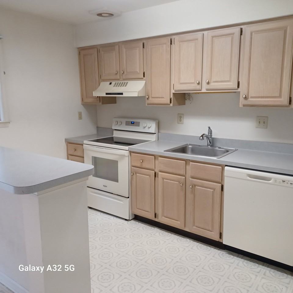 190 Victoria Ct - Photo 5 of 14