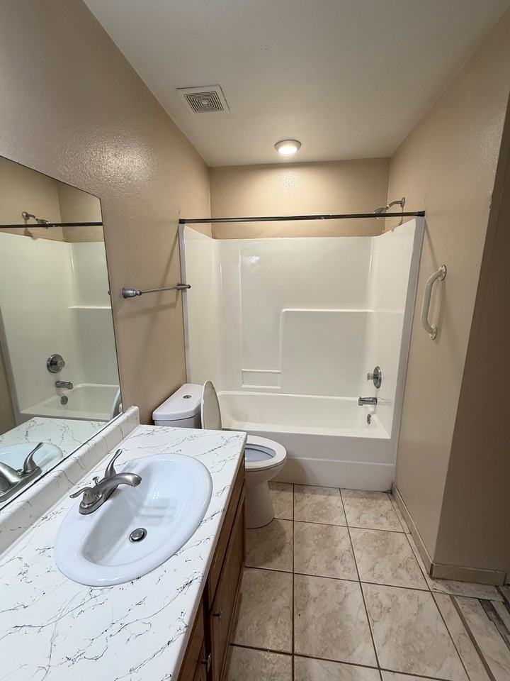811 Cloyd Dr #416 - Photo 4 of 12