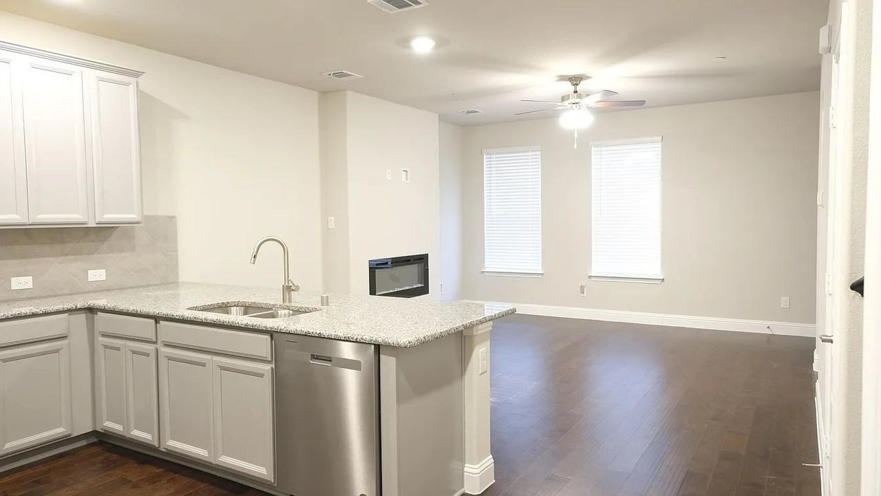 332 Blackthorne Dr - Photo 3 of 20