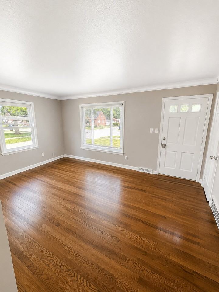 1568 Parker Dr - Photo 4 of 12