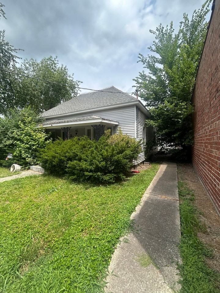 905 W Monroe St - Photo 2 of 20