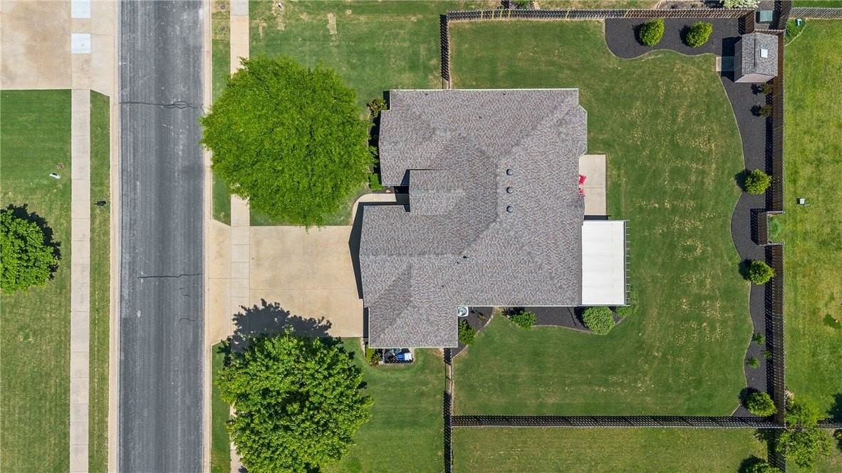 3802 Ne Oaktrace Ave - Photo 3 of 25