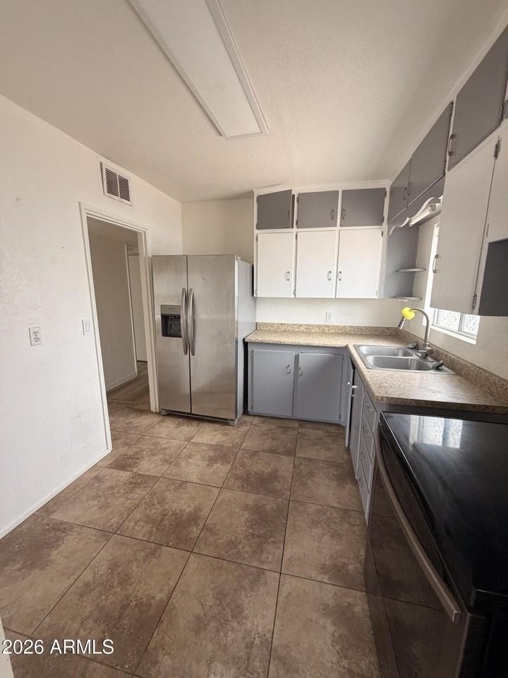 211 S Desoto St - Photo 4 of 16