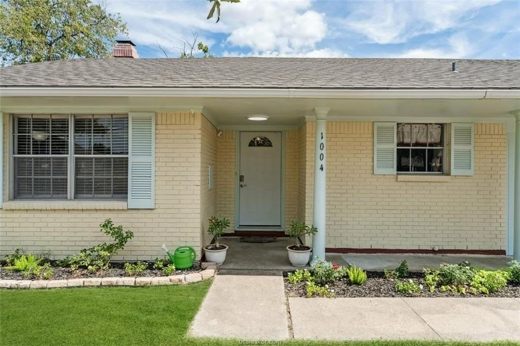 1004 Dominik Dr - Photo 2 of 28
