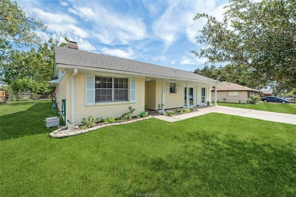 1004 Dominik Dr - Photo 4 of 28