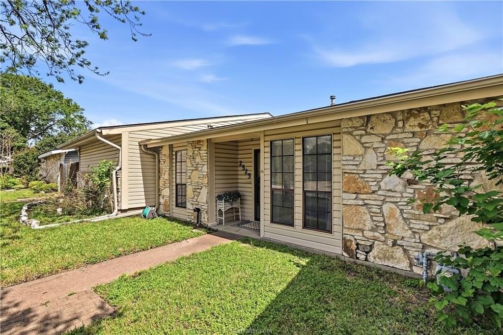 2523 Longmire Dr - Photo 2 of 25