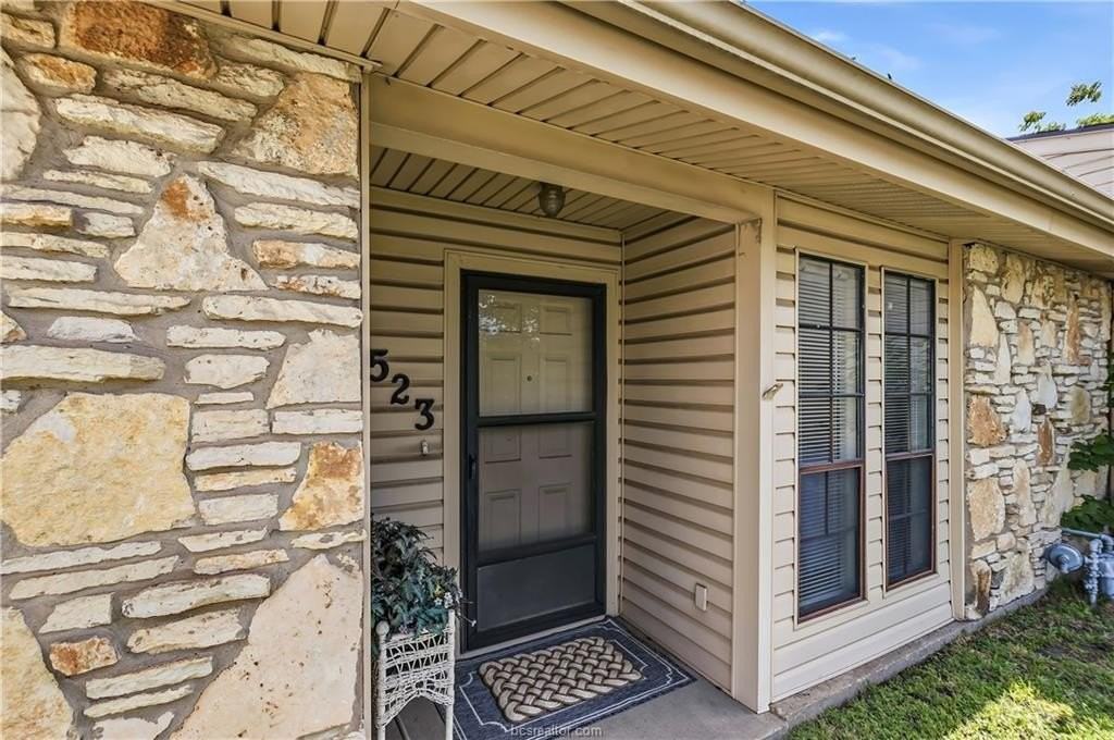 2523 Longmire Dr - Photo 3 of 25