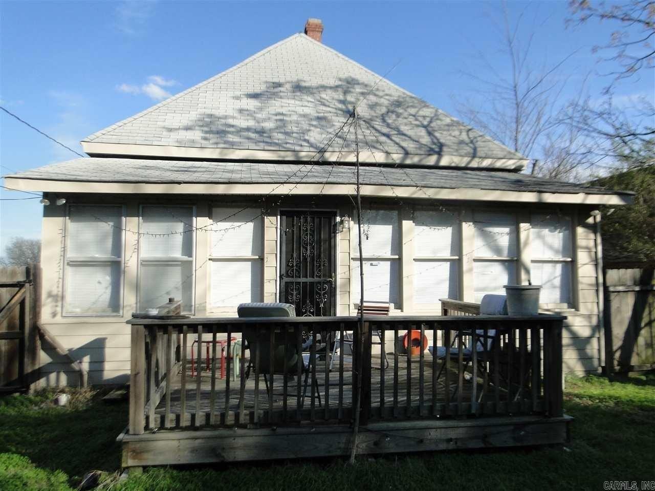106 S Summit St - Photo 3 of 3