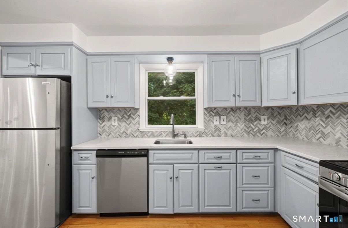 412 Main St - Photo 5 of 25