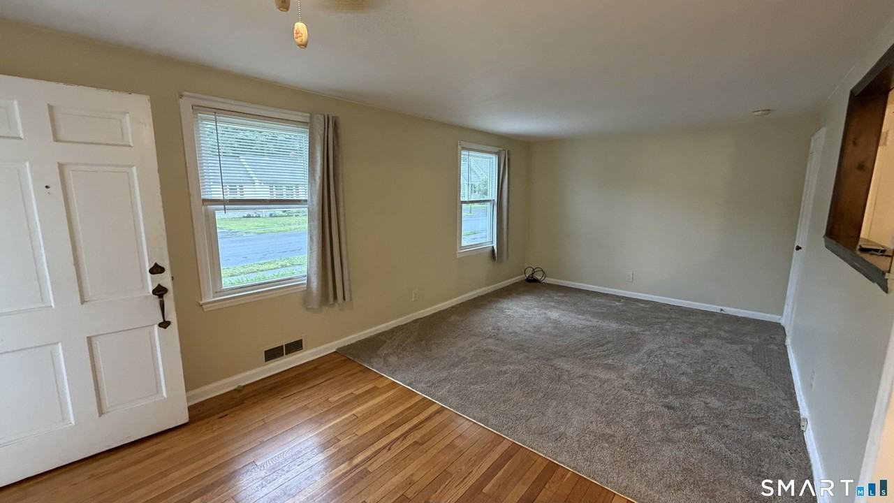 227 Spencer St - Photo 4 of 15