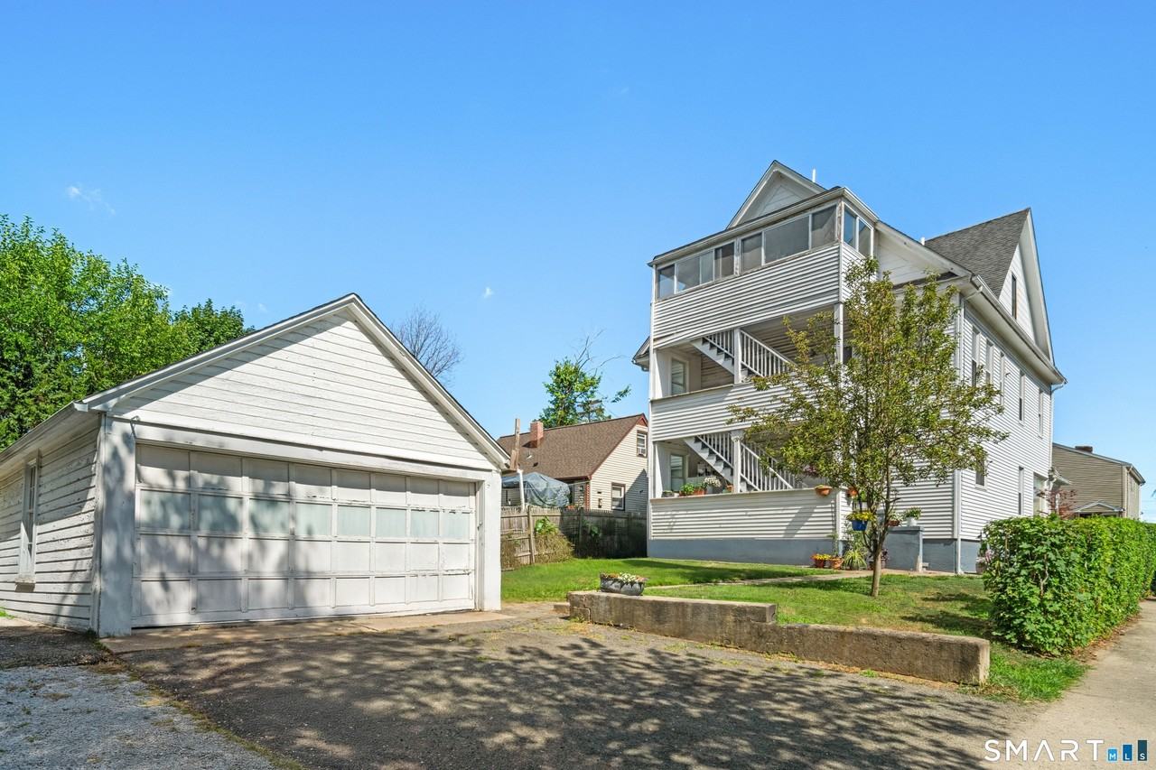 318 Suburban Ave - Photo 4 of 32