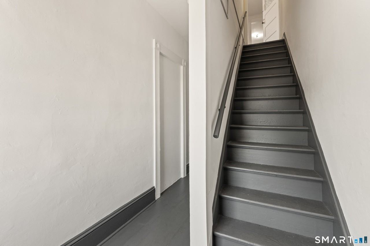 318 Suburban Ave - Photo 6 of 32