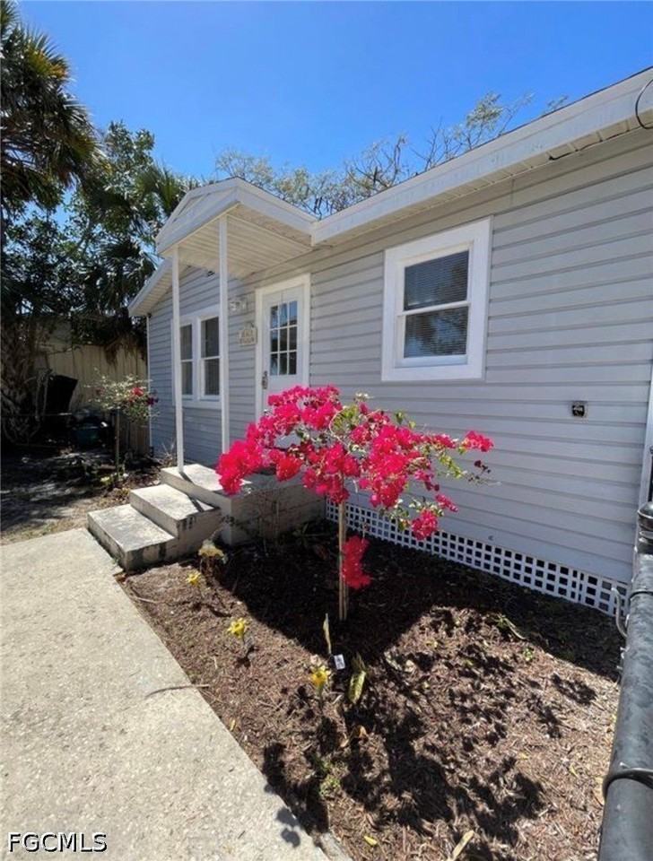 26900 N Riverside Dr - Photo 2 of 16