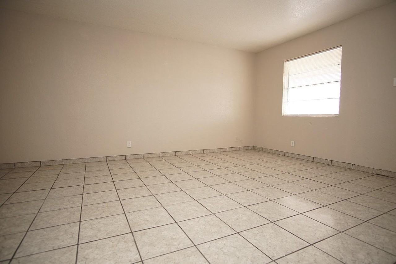 4700 Maxwell Ave #10 - Photo 3 of 10