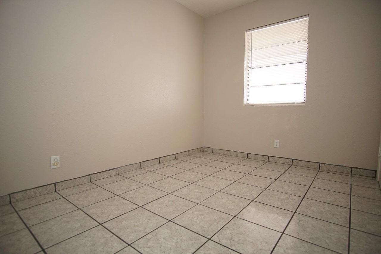 4700 Maxwell Ave #10 - Photo 7 of 10