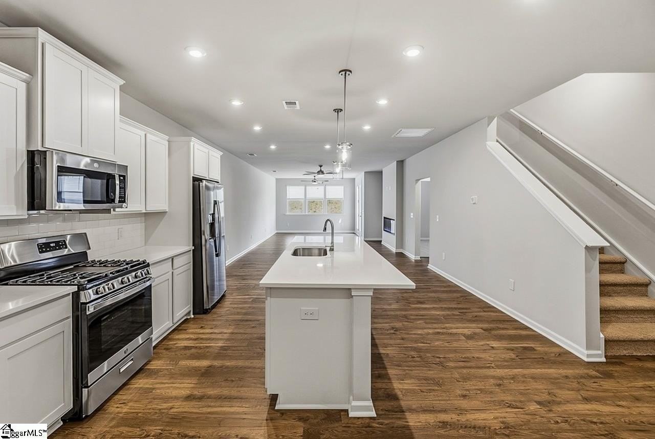 148 Herrick Pl - Photo 6 of 40