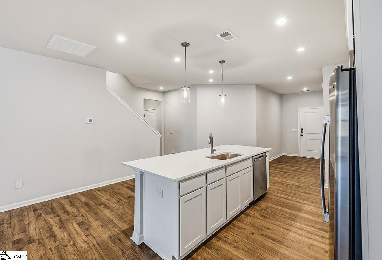148 Herrick Pl - Photo 7 of 40