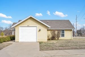 featured image of 640 E Sunset St