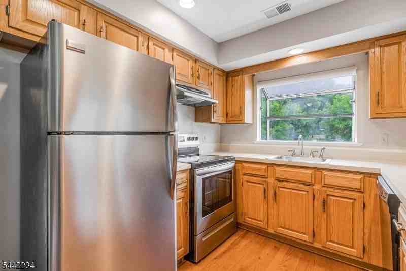 1 Danbury Ct - Photo 3 of 18