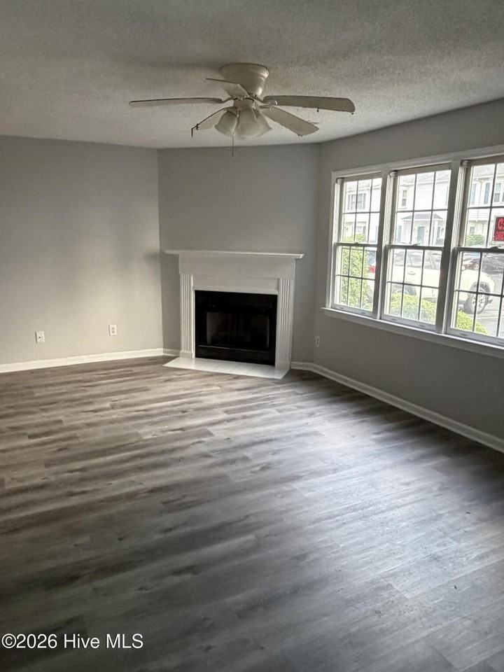 3803 Sterling Pointe Dr - Photo 2 of 16