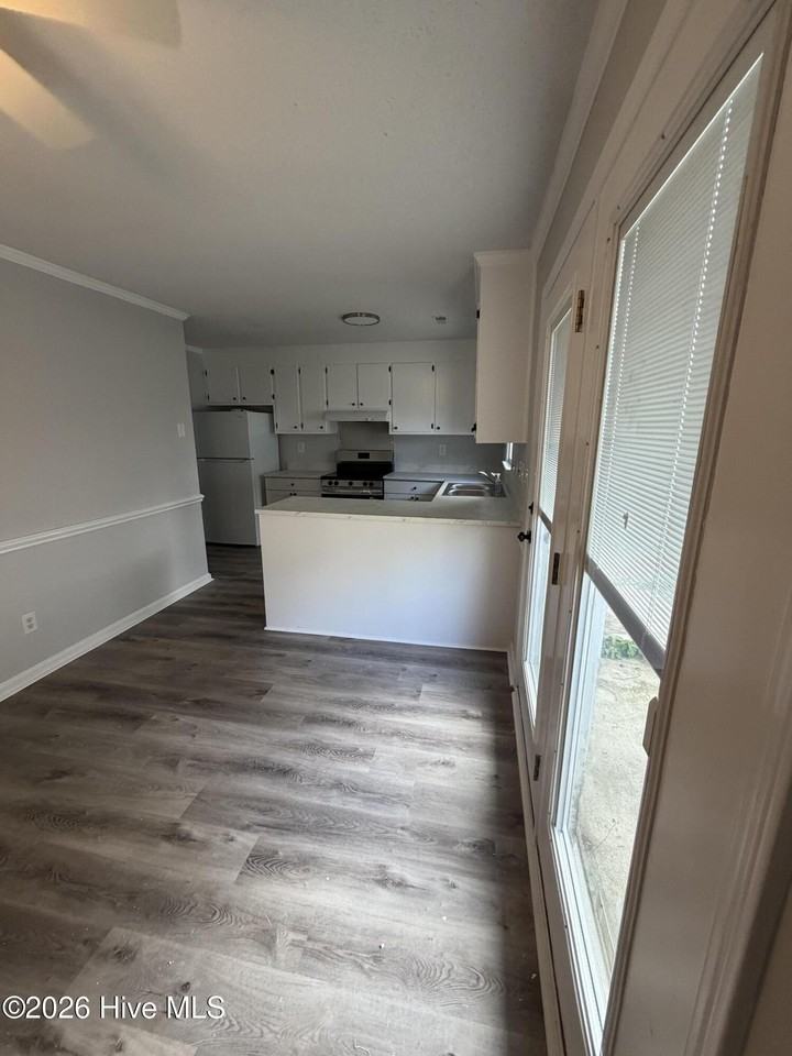 3803 Sterling Pointe Dr - Photo 5 of 16