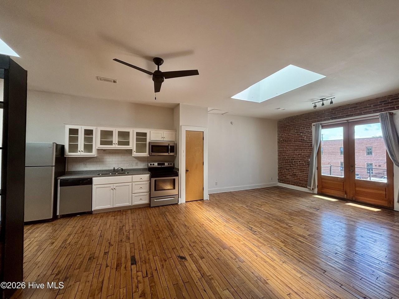 1130 Jones St #D - Photo 6 of 10