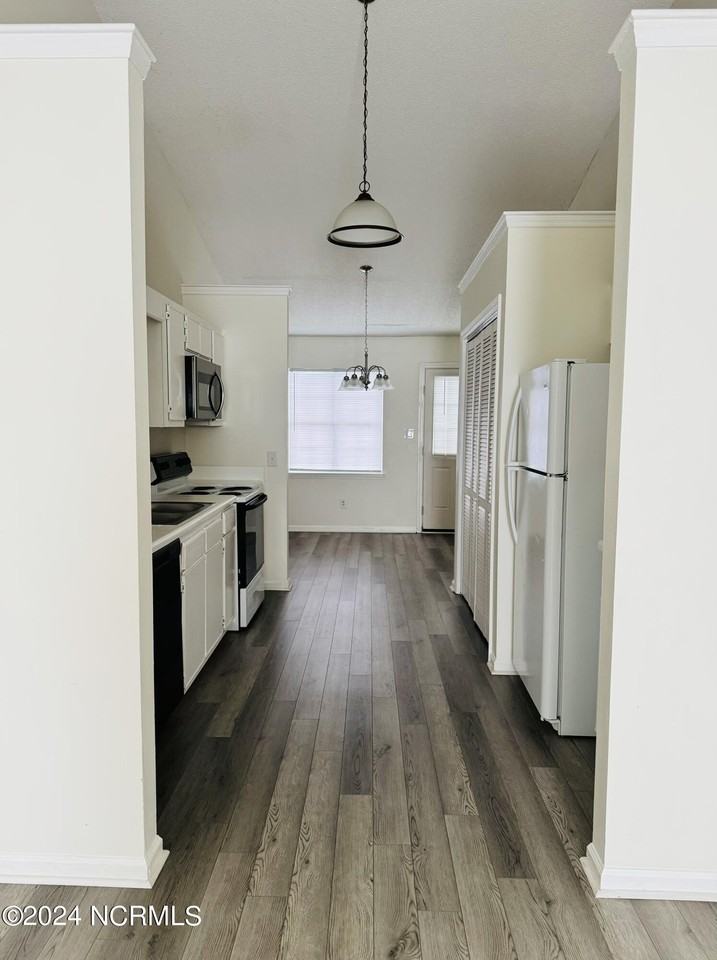 2607 Bluff View Dr #B - Photo 2 of 15