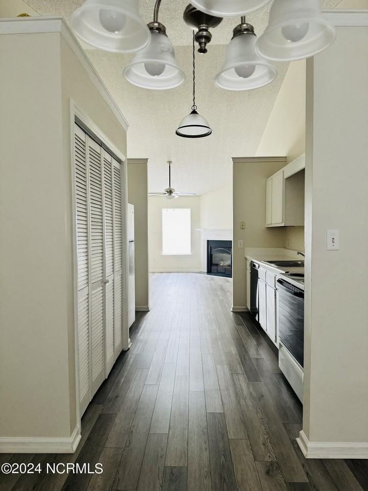 2607 Bluff View Dr #B - Photo 3 of 15