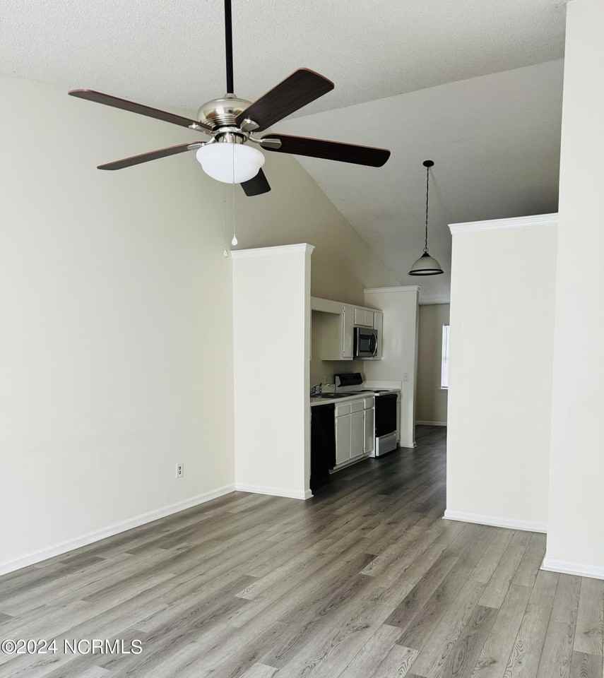 2607 Bluff View Dr #B - Photo 4 of 15