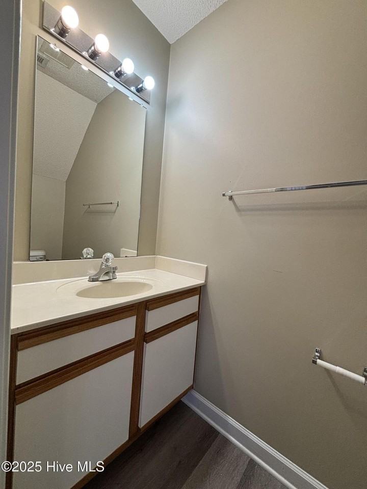 46 Pirates Cove Dr - Photo 4 of 17