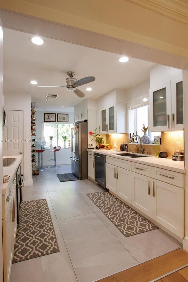 213 Ne 43rd St - Photo 2 of 8