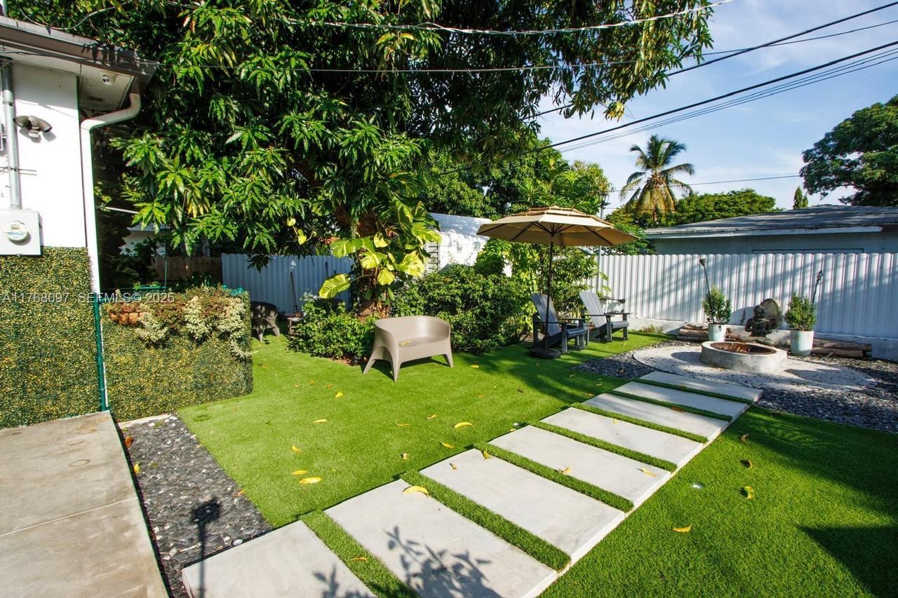 213 Ne 43rd St - Photo 3 of 8