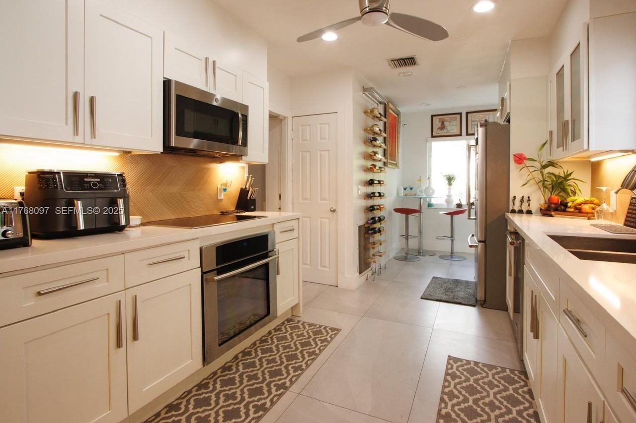 213 Ne 43rd St - Photo 6 of 8