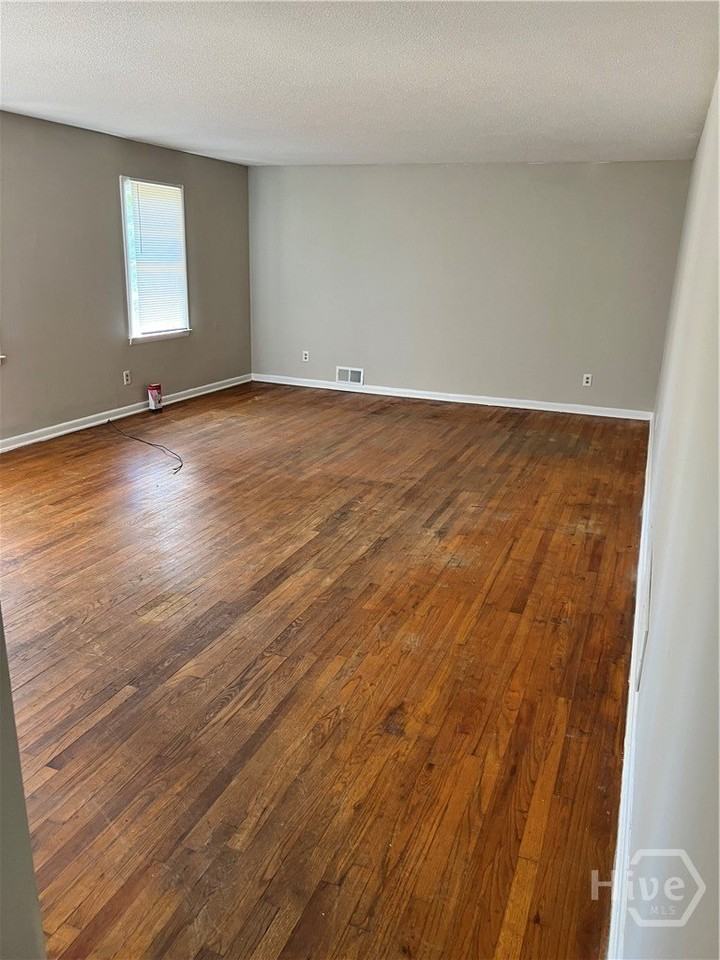 2252 S Milledge Ave - Photo 2 of 9