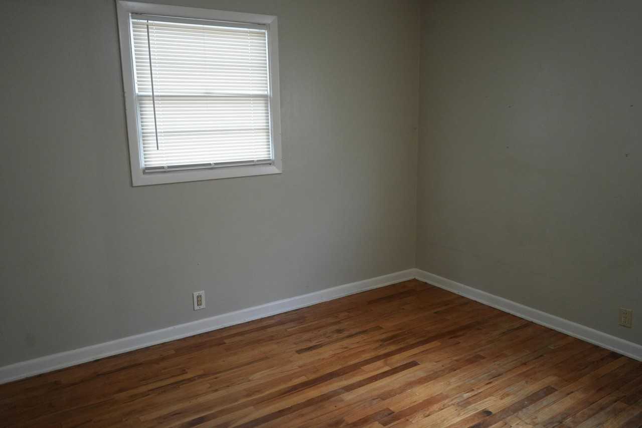 2521 40th St - Photo 3 of 8