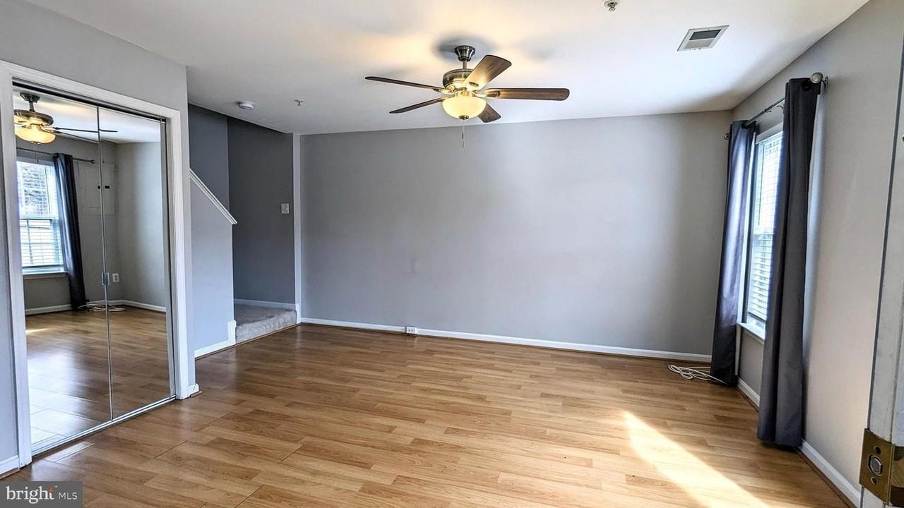 1009 Robin Hill Ter - Photo 2 of 14