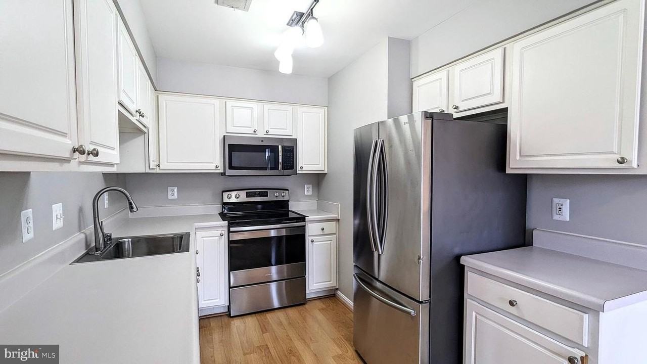 1009 Robin Hill Ter - Photo 4 of 14